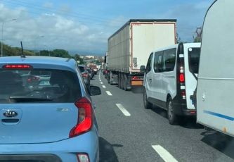 Genova, tir perde un pezzo di motore in autostrada: colpite 7 auto in A10