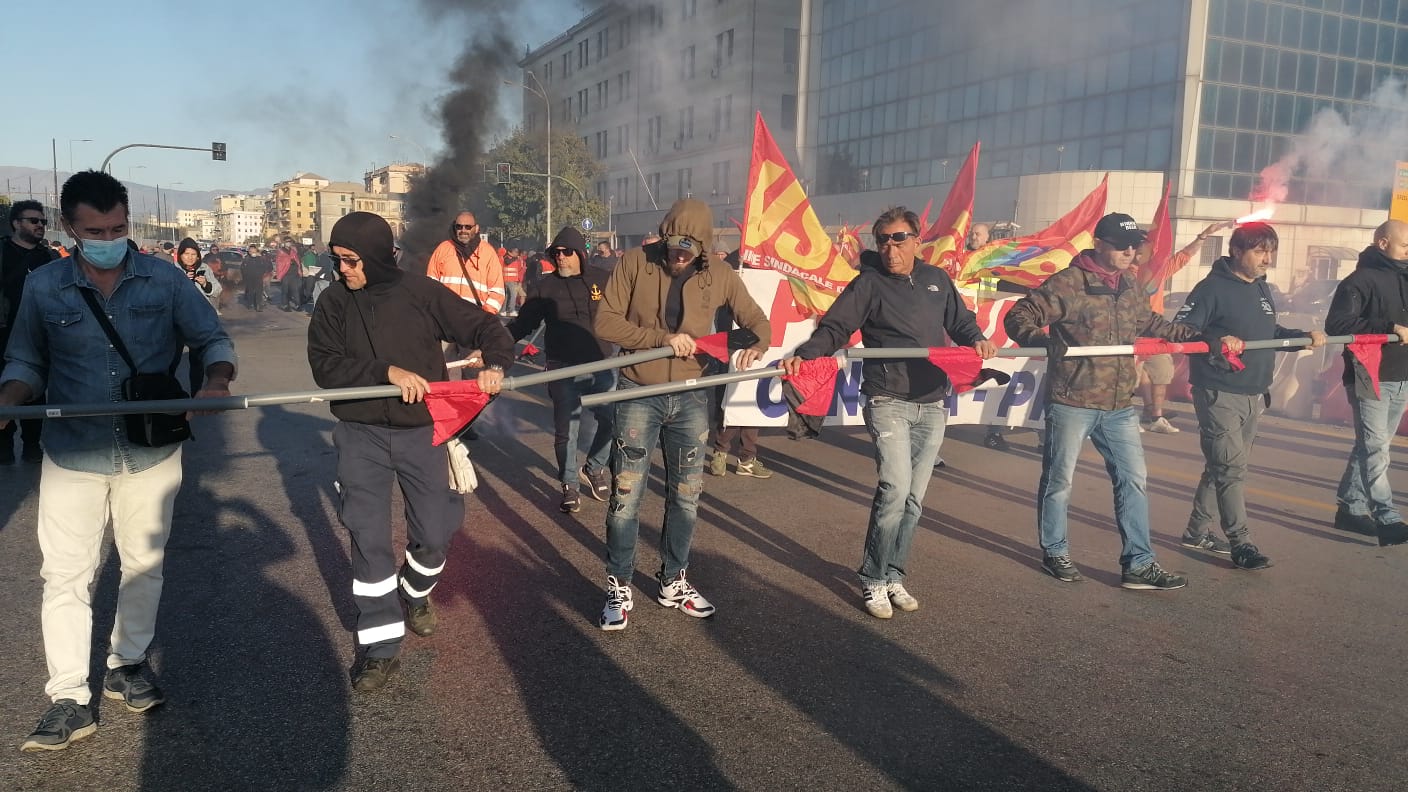 Genova, giornata di sciopero generale di scuola, trasporti e no green pass: corteo in centro
