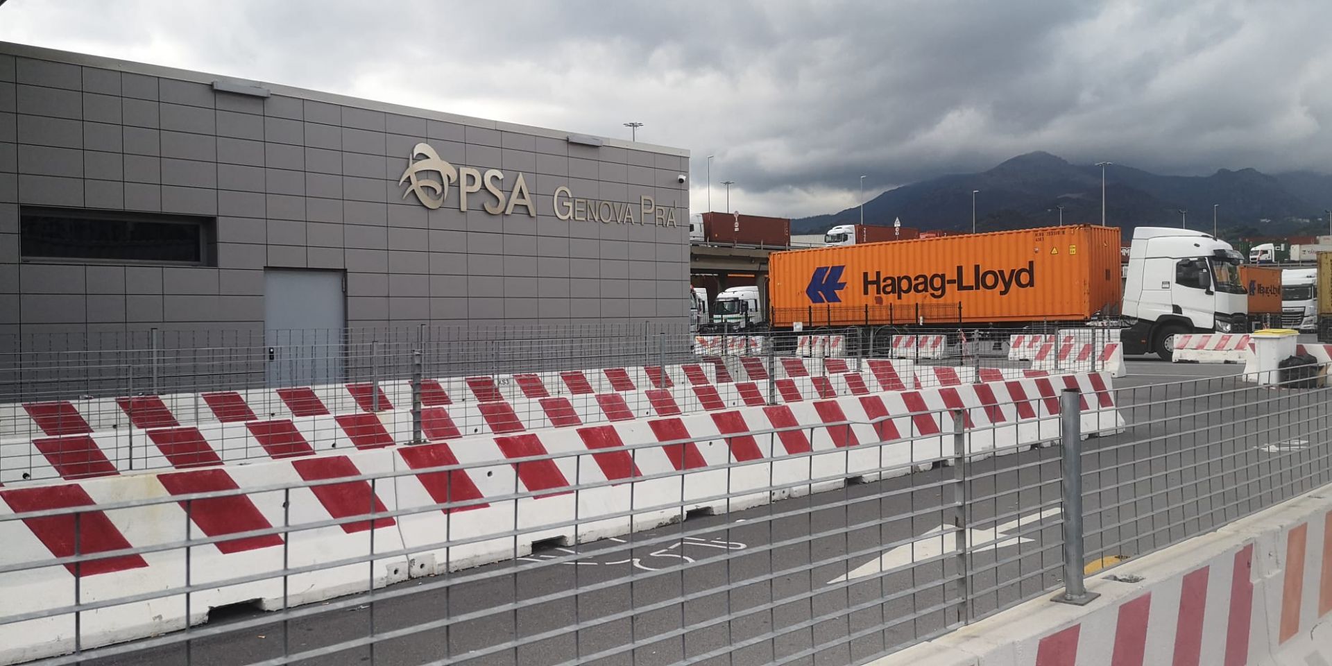 Porto di Voltri bloccato, traffico in tilt. Tensione tra autisti e portuali