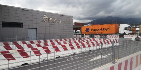 Porto di Voltri bloccato, traffico in tilt. Tensione tra autisti e portuali