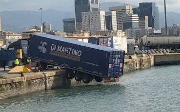 Porto di Genova, rimorchio cade dalla banchina e resta in bilico sull'acqua