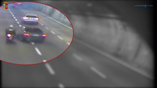Genova, travolge uno scooter in autostrada e fugge: scoperto e denunciato