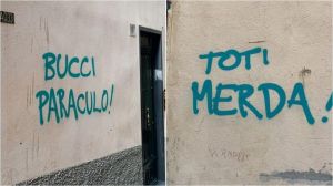 Genova, insulti e minacce a Toti e Bucci sui muri del centro storico