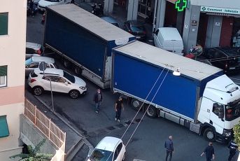 Tir bloccato contromano a San Fruttuoso: caos viabilità in mattinata
