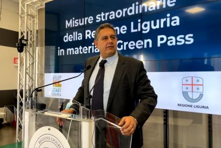 Liguria, tamponi gratuiti per chi si vaccina con prima dose ed è in attesa di green pass