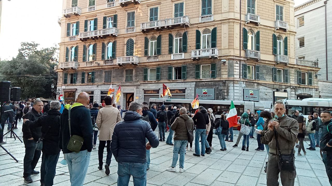 Genova, duecento persone di fronte alla Prefettura "contro il ricatto del Green pass"