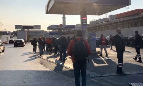 Genova, auto vuole entrare in porto ma viene bloccata dai no green pass: momenti di tensione