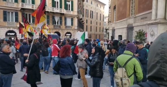 Green Pass, a Genova corteo Cub diretto verso il porto