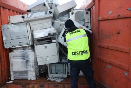 Genova, bloccate in porto 10 tonnellate di rifiuti pericolosi