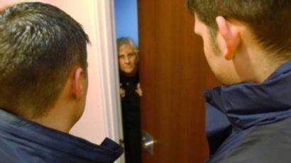 Genova, finti addetti del Comune tentano di truffare anziana: denunciati