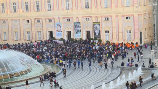 Genova, i portuali in piazza con i no green pass: "Non faremo un passo indietro"