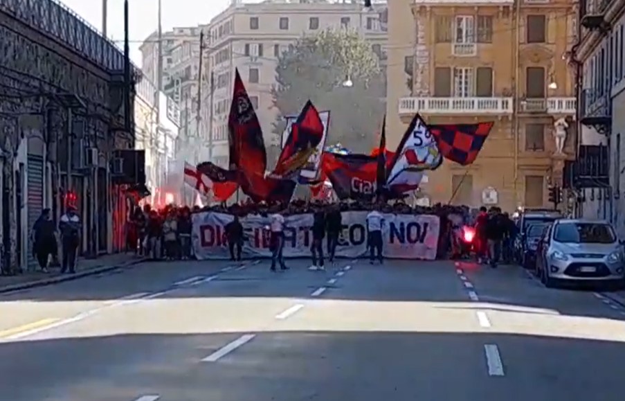 Genoa, tifosi in corteo da piazza Alimonda: "La Nord torna protagonista"