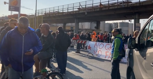 No Green Pass, a Trieste la polizia sgombera i manifestanti con gli idranti 