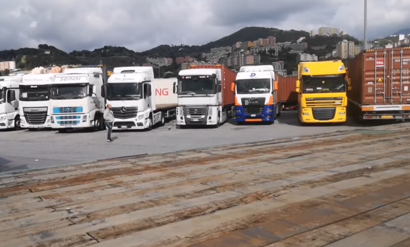 Porto Genova, autotrasportatori e spedizionieri contro i no green pass: "Intervenga il prefetto"