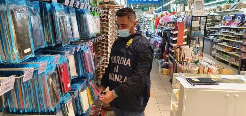 La Spezia, sequestrate oltre 14 mila cover per smartphone contraffatte