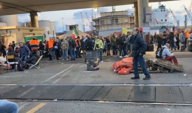 Genova, quinto giorno di protesta dei no green pass: operatività regolare in porto