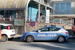 Genova, aggredisce poliziotti e medici che lo vogliono dimettere: arrestato 56enne al San Martino