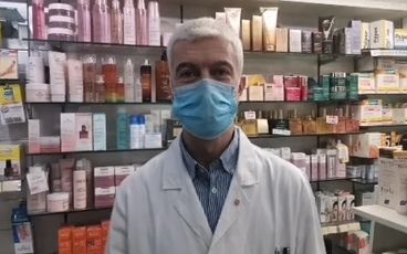 Genova, lunghe code in farmacia per i tamponi: "C'è chi ha prenotato fino a marzo"