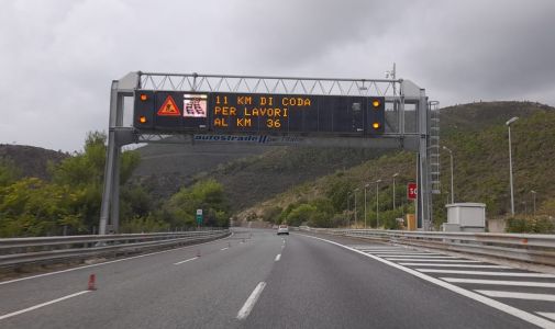 Traffico intenso in A10, 11 km di coda in autostrada in direzione Savona