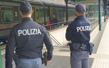 Genova, sul treno senza green pass e mascherina si rifiuta di scendere: denunciato