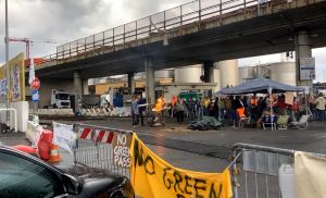 No green pass, sesto giorno di protesta al varco Etiopia: un centinaio resiste sotto la pioggia