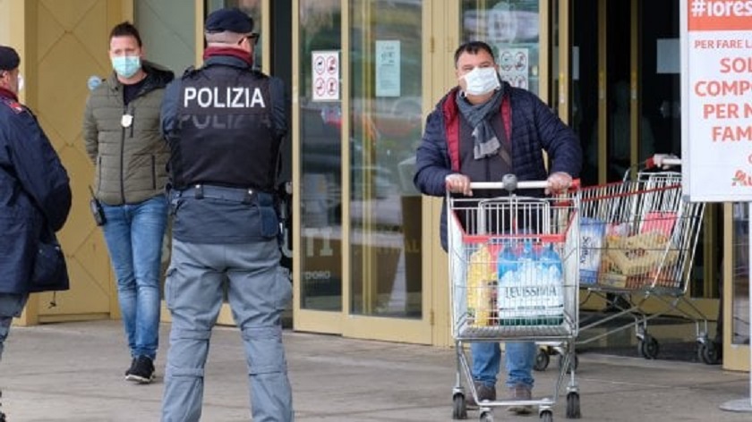 Genova, rubano 32 vasetti di tonno al supermercato ma la busta è troppo pesante: denunciati