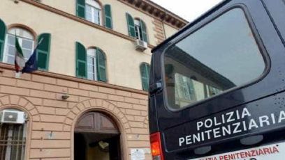 Genova, 16enne arrestato per furto aggredisce con sputi, calci e pugni un poliziotto