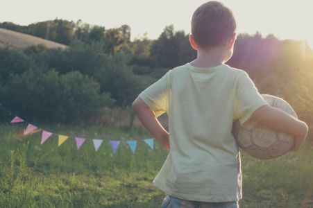 Shock a Ventimiglia, bimbo cerca il pallone da calcio e trova un uomo impiccato