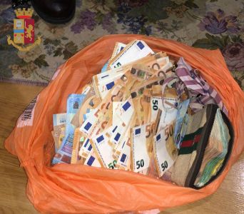 Genova, 30mila euro in una fessura dell’armadio: scovati dal cane antidroga Leone
