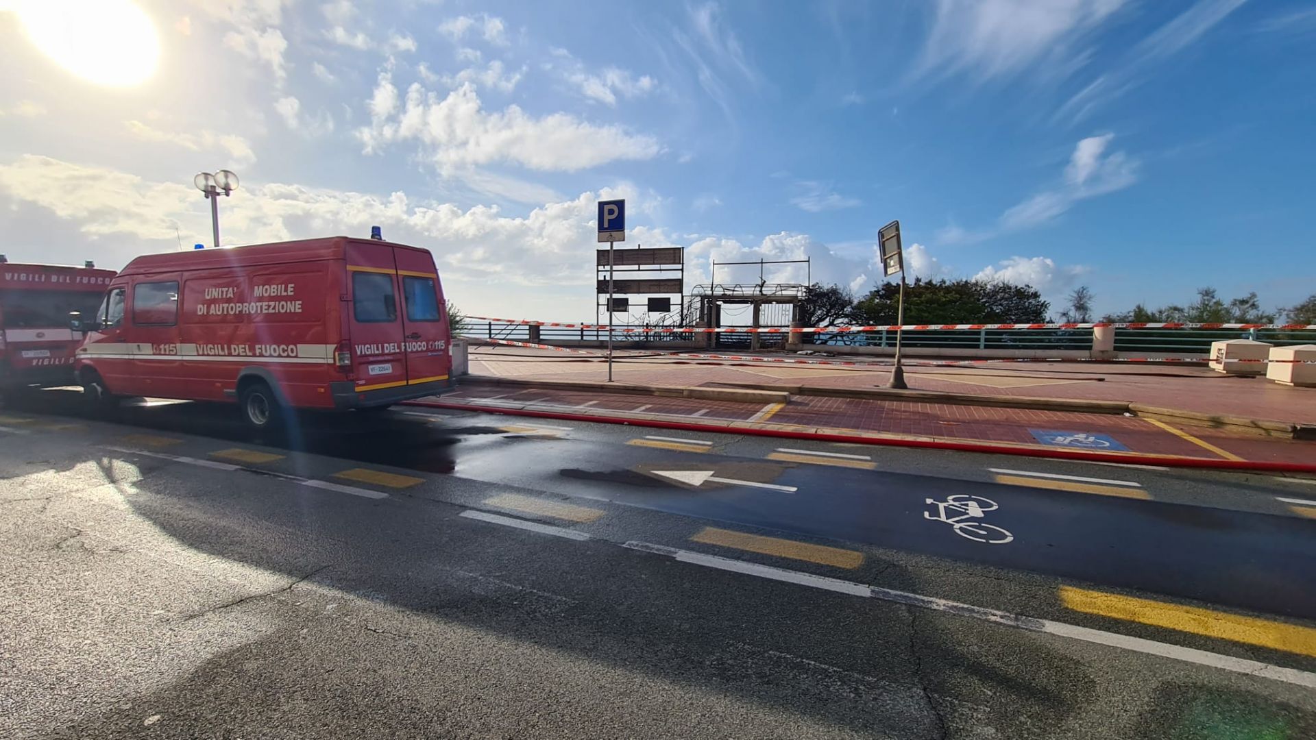 Genova, incendio in corso Italia. Distrutto il Batò Beach Club, un ferito