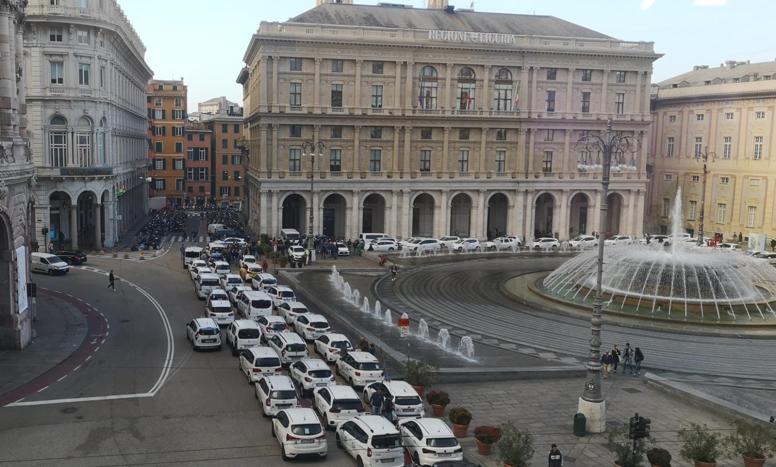 Genova, la protesta dei taxi invade piazza De Ferrari: "Aspettiamo risposte dal governo"