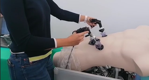 Suture e laparoscopia: la chirurgia si "impara" al Festival della Scienza