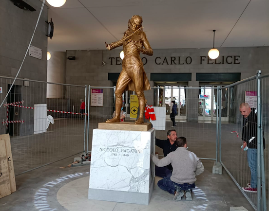 Genova, è arrivata la statua di Nicolò Paganini