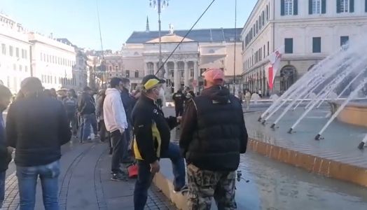 La protesta dei pescatori sportivi: lenze lanciate nella fontana di De Ferrari