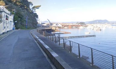 Sestri Levante, auto si ribalta in mezzo alla strada e resta in bilico sulla fiancata