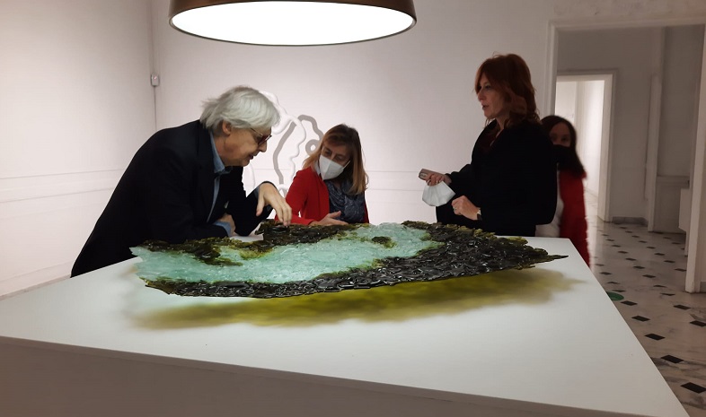 Genova, Vittorio Sgarbi visita la mostra di Gaetano Pesce a Villa Croce