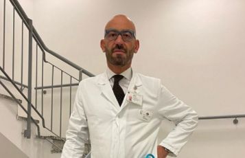 Sabato in Italia solo 10 mila prime dosi, Bassetti: "Green pass solo per chi è vaccinato"
