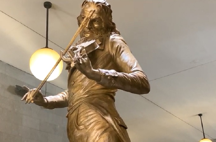 Genova, ecco la statua di Niccolò Paganini. Sgarbi: "Descrive l'anima dell'artista"