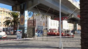 Genova, cavi si staccano dalla sopraelevata: 4 persone ferite, decine di auto danneggiate