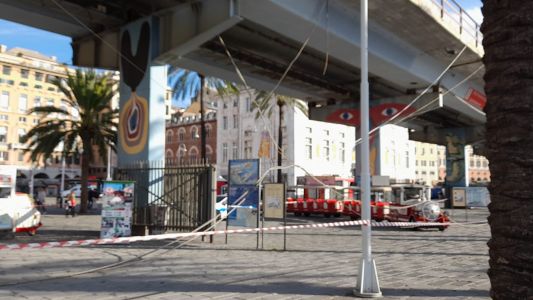 Genova, cavi si staccano dalla sopraelevata: 4 persone ferite, decine di auto danneggiate