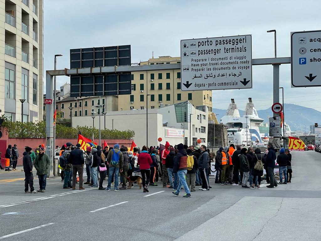 Genova, i portuali bloccano i varchi: "Chiediamo tamponi gratuiti per tutti"