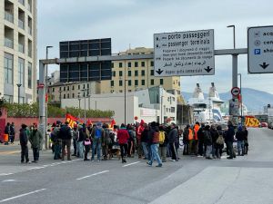 Genova, i portuali bloccano i varchi: "Chiediamo tamponi gratuiti per tutti"