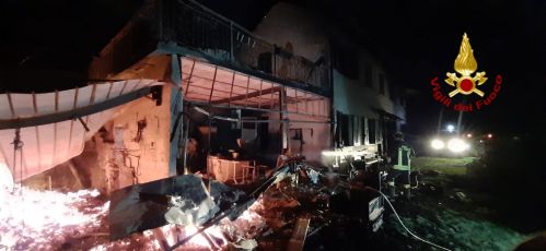 Genova, a fuoco nella notte una villetta a Pontedecimo: due persone in salvo