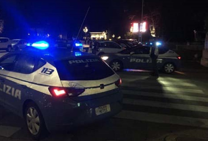 Genova, tentano di rubare un'auto ma un uomo li vede e chiama la polizia: arrestati