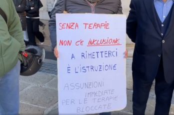 Genova, la protesta dei genitori di bambini disabili: "Costretti a emigrare fuori regione"