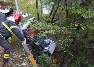 Rapallo, furgone finisce in un dirupo: un albero salva il conducente dal peggio