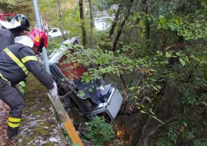 Rapallo, furgone finisce in un dirupo: un albero salva il conducente dal peggio