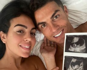 Cristiano Ronaldo e Georgina aspettano due gemelli: l'annuncio sui social