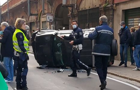 Sampierdarena, un'auto si ribalta in via Buranello: disagi al traffico