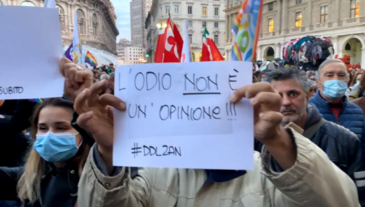 DDL Zan stoppato, la protesta nel centro di Genova